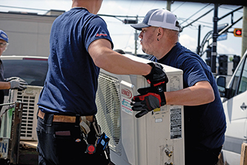 Climatisation ACG adopted the High-Performance HVAC approach. Pictured here: installers in action.